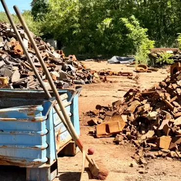 Ein großer Haufen aus Metallteilen auf einem Feld