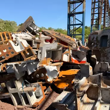 Ein großer Haufen aus Metallteilen auf einem Feld