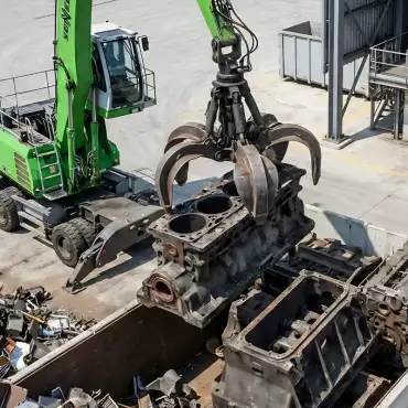 Eine Maschine, die einen Motor aufhebt, wird von einem anderen Maschinen gezogen.