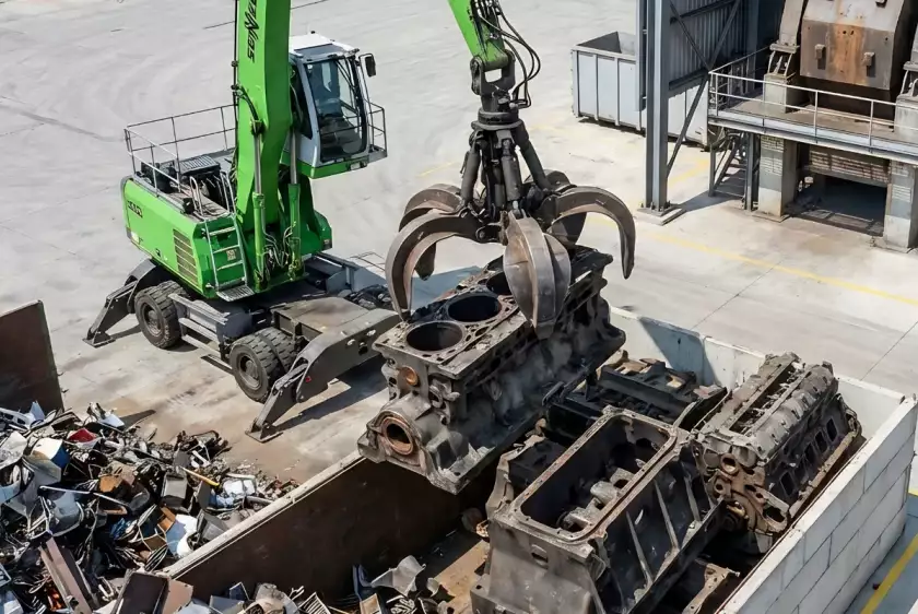 Eine Maschine, die einen Motor aufhebt, wird von einem anderen Maschinen gezogen.