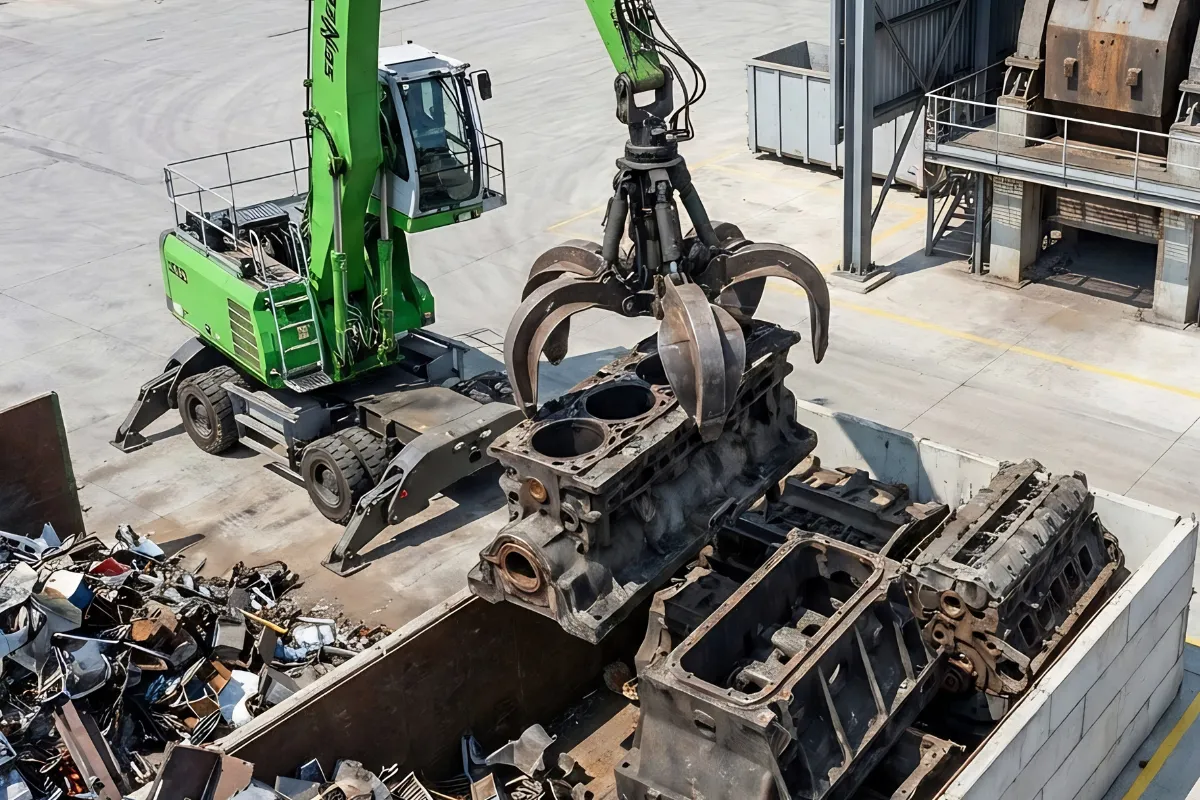 Eine Maschine, die einen Motor aufhebt, wird von einem anderen Maschinen gezogen.