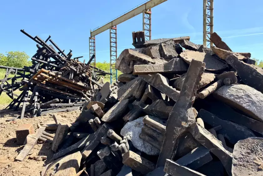 Ein großer Haufen aus Metallteilen auf einem Feld.