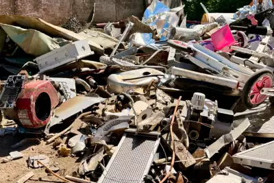 Ein großer Haufen aus Metallteilen auf einem Feld