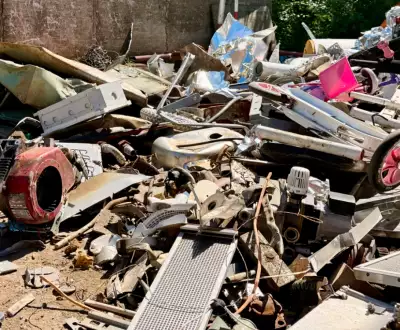 Ein großer Haufen aus Metallteilen auf einem Feld