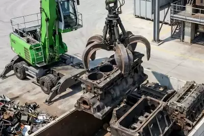Eine Maschine, die einen Motor aufhebt, wird von einem anderen Maschinen gezogen.
