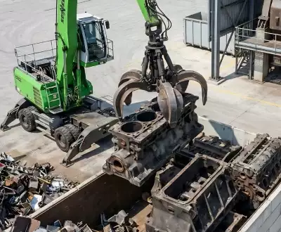 Eine Maschine, die einen Motor aufhebt, wird von einem anderen Maschinen gezogen.