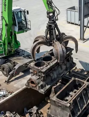 Eine Maschine, die einen Motor aufhebt, wird von einem anderen Maschinen gezogen.