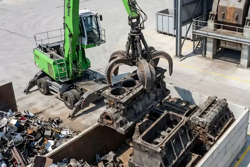 Eine Maschine, die einen Motor aufhebt, wird von einem anderen Maschinen gezogen.